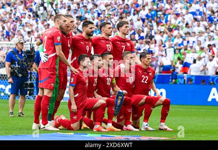 Strahinja Pavlovic Serbien, Nikola Milenkovic Serbien, Aleksandar Mitrovic Serbien, Milos Veljkovic Serbien, Dusan Vlahovic Serbien, Andrija Zivkovic Serbien, Filip Mladenovic Serbien, Dusan Tadic Serbien, Ivan Ilic Serbien und Sasa Lukic Serbia schauen, UEFA EURO 2024 - Gruppe C, Slowenien gegen Serbien, Fussball Arena München am 20. Juni 2024 in München, Deutschland. Foto von Silas Schueller/DeFodi Images Strahinja Pavlovic Serbien, Nikola Milenkovic Serbien, Aleksandar Mitrovic Serbien, Milos Veljkovic Serbien, Dusan Vlahovic Serbien, Andrija Zivkovic Serbien, Filip Mladenovic Serbien, Dusan Tadic Serbien, Ivan Stockfoto