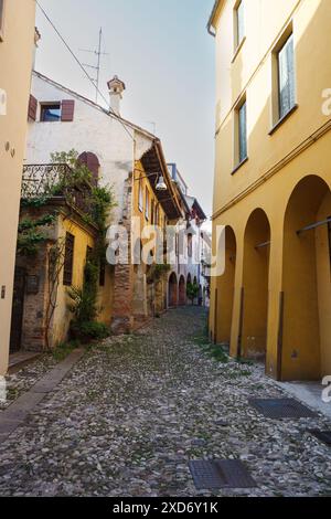 Typisch italienische Straße, Treviso, Italien. Italienische Architektur in Europa. Eine Stadt in der Nähe von Venedig. Stockfoto