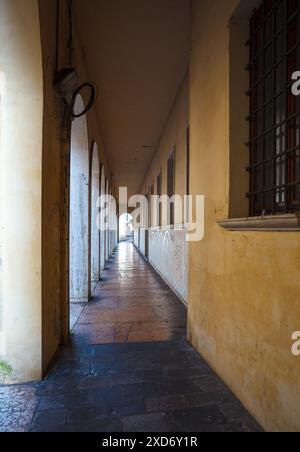 Blick auf den überdachten Durchgang entlang einer Straße in Treviso, Italien Stockfoto