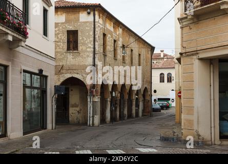 Typisch italienische Straße, Treviso, Italien. Italienische Architektur in Europa. Eine Stadt in der Nähe von Venedig. Stockfoto