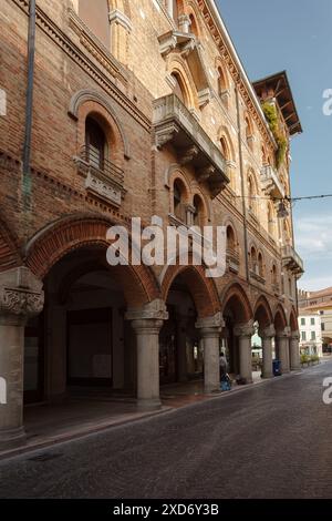 Typisch italienische Straße, Treviso, Italien. Italienische Architektur in Europa. Eine Stadt in der Nähe von Venedig. Stockfoto