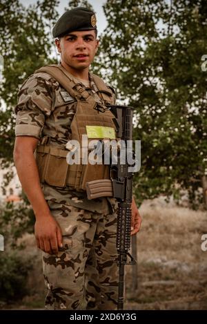 Amman, Jordanien - 9. Juni 2024: Jordanische Soldaten stehen während der Feier des Silbernen Jubiläums von König Abdullah im Königreich in Bildung Stockfoto