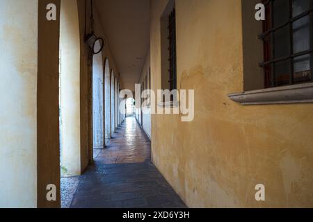Blick auf den überdachten Durchgang entlang einer Straße in Treviso, Italien Stockfoto