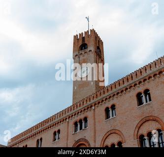 Beobachten Sie den Turm auf der Piazza dei Signori. Palazzo dei Trecento. Treviso, Italien Stockfoto