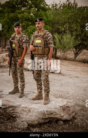 Amman, Jordanien - 9. Juni 2024: Jordanische Soldaten stehen während der Feier des Silbernen Jubiläums von König Abdullah im Königreich in Bildung Stockfoto