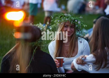 Krakau, Polen. Juni 2024. Ein Mädchen mit einem Blumenkranz feiert die Sommersonnenwende während der „Kupala-Nacht“ am Krakushügel in Krakau, Polen am 20. Juni 2024. Die KupaÅ‚a Night ist ein altslawischer Feiertag, der auf die kürzeste Nacht des Jahres fällt. In dieser Nacht wurden Rituale wie das Sammeln und Herstellen von Kronen aus Kräutern und Wildblumen von Mädchen und jungen Frauen durchgeführt, Girlanden auf dem Wasser schickten, Feuer anzünden, tanzen, singen und über Feuer springen. (Kreditbild: © Beata Zawrzel/ZUMA Press Wire) NUR REDAKTIONELLE VERWENDUNG! Nicht für kommerzielle ZWECKE! Stockfoto