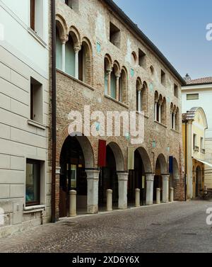 Typisch italienische Straße, Treviso, Italien. Italienische Architektur in Europa. Eine Stadt in der Nähe von Venedig. Stockfoto