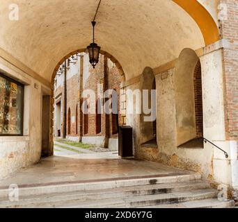 Typisch italienische Straße, Treviso, Italien. Italienische Architektur in Europa. Eine Stadt in der Nähe von Venedig. Stockfoto