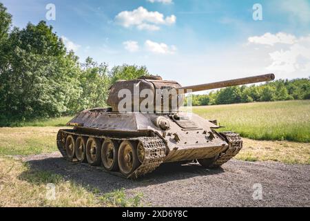 Alter, verlassener russischer T34-Panzer im Bunkermuseum Ungerberg/Bruckneudorf, Österreich Stockfoto