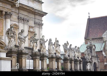 Steinstatuen der zwölf Apostel hintereinander vor der Kirche St. Peter und Paul, Kraków, Polen Stockfoto