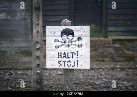 Halt! Stoj! - Schild mit Schädel- und Knochensymbol im Konzentrationslager Auschwitz, Polen Stockfoto