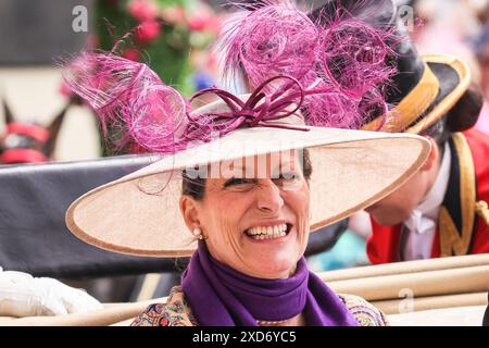 Ascot, Berkshire, Großbritannien. Juni 2024. Zahra Aga Khan in der Kutsche. Die königliche Prozession mit Mitgliedern der königlichen Familie und ihren Gästen in Kutschen durchquert den Paradering in Royal Ascot am 3. Tag, dem Ladies Day, des Pferderennsports. Royals und eingeladene Gäste mischen sich dann auf dem Rasen, bevor es zum königlichen Gehege geht. Quelle: Imageplotter/Alamy Live News Stockfoto