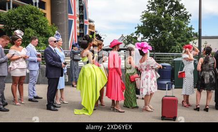 Ascot, Berkshire, Großbritannien. Juni 2024. Besucher stehen an, um sich am 3. Tag, dem Ladies Day, von Royal Ascot auf der Ascot Racecourse fotografieren zu lassen. Elegante Herren in formeller Kleidung und Damen, oft in Kleidern und ausgeklügelten Hutkreationen, sind zu sehen, wie sie ankommen und sich mischen. Quelle: Imageplotter/Alamy Live News Stockfoto