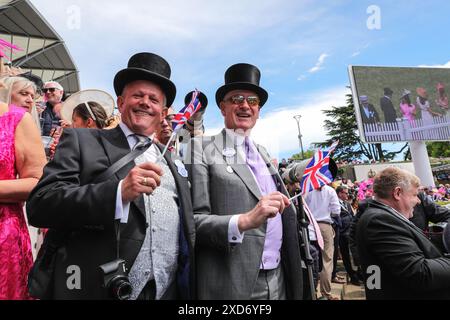 Ascot, Berkshire, Großbritannien. Juni 2024. Die königliche Prozession mit Mitgliedern der königlichen Familie und ihren Gästen in Kutschen durchquert den Paradering in Royal Ascot am 3. Tag, dem Ladies Day, des Pferderennsports. Royals und eingeladene Gäste mischen sich dann auf dem Rasen, bevor es zum königlichen Gehege geht. Quelle: Imageplotter/Alamy Live News Stockfoto