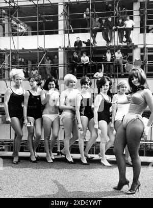 17. Mai 1969: London, England, Vereinigtes Königreich: Ein Vorsprechen fand heute Nachmittag im Londons Hilton Hotel statt, um Bunny Girls für Europes First Playboy Club zu finden, der nächsten Monat in der 45 Park Lane eröffnet wird. Einer der 21-jährigen Playboys Bunnies DOLLY READING aus Bristol ist heute Nachmittag von einem Trainingsprogramm im Playboy-Hauptquartier Chicago zurückgekehrt. Arbeiter schauen von einem Gebäude im Hintergrund zu: (Credit Image: © Keystone Press Agency/ZUMA Press Wire). NUR REDAKTIONELLE VERWENDUNG! Nicht für kommerzielle ZWECKE! Stockfoto