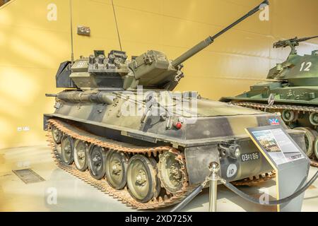 Royal Tank Museum, Amman, Jordanien - 4. Mai 2024: Der britische Scimitar leichte Panzer veranschaulicht die Militärgeschichte, die unter anderen gepanzerten Fahrzeugen in gezeigt wird Stockfoto