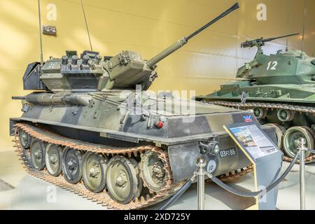 Royal Tank Museum, Amman, Jordanien - 4. Mai 2024: Der britische Scimitar leichte Panzer veranschaulicht die Militärgeschichte, die unter anderen gepanzerten Fahrzeugen in gezeigt wird Stockfoto