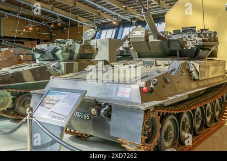 Royal Tank Museum, Amman, Jordanien - 4. Mai 2024: Der britische Scimitar leichte Panzer veranschaulicht die Militärgeschichte, die unter anderen gepanzerten Fahrzeugen in gezeigt wird Stockfoto