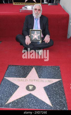 Hollywood, USA. Juni 2024. Der kanadische Schauspieler Donald Sutherland, 88, starb am 20. Juni 2024 in Maimi, Floria nach langer Krankheit. 26. Januar 2011 Hollywood, CA. Donald Sutherland Donald Sutherland ausgezeichnet mit einem Stern auf dem Hollywood Walk of Fame © Tammie Arroyo/AFF-USA. COM Credit: AFF/Alamy Live News Stockfoto