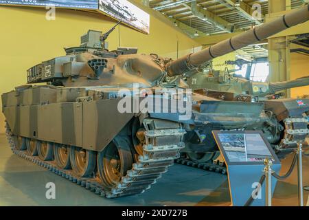 Royal Tank Museum, Amman, Jordanien - 4. Mai 2024: Chieftain V im Jordan Tank Museum bietet einen Einblick in die Militärgeschichte und das technische Design Stockfoto