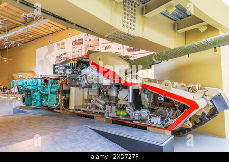 Royal Tank Museum, Amman, Jordanien - 4. Mai 2024: Der britische Panzerpanzer wird im Royal Tank Museum of Jordan mit einem Besucher ausgestellt Stockfoto