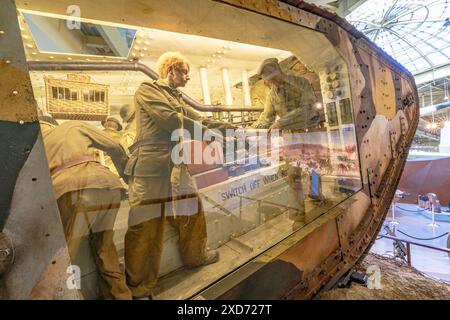 Royal Tank Museum, Amman, Jordanien – 4. Mai 2024: Historisches bedeutendes Innenleben des britischen Panzers Mark I mit einer als Soldat gekleideten Schaufensterpuppe Stockfoto