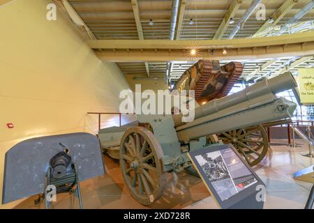 Royal Tank Museum, Amman, Jordanien - 4. Mai 2024: Deutsche 150-mm-Haubitzerkanone aus der NS-Zeit im Royal Tank Museum of Jordanien ausgestellt Stockfoto