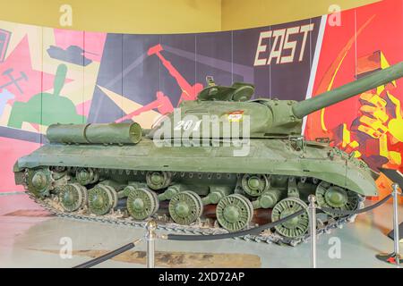 Royal Tank Museum, Amman, Jordanien - 4. Mai 2024: Gut erhaltener sowjetischer IS-3 schwerer Panzer aus der Zeit des Zweiten Weltkriegs im Royal Tank Museum of ausgestellt Stockfoto