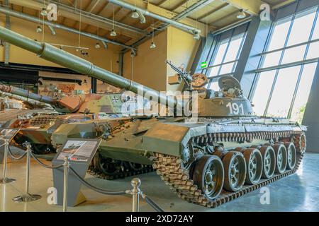 Royal Tank Museum, Amman, Jordanien - 4. Mai 2024: Der T-72-Hauptkampfpanzer aus der Sowjetzeit wurde im renommierten Royal Tank Museum in ausgestellt Stockfoto