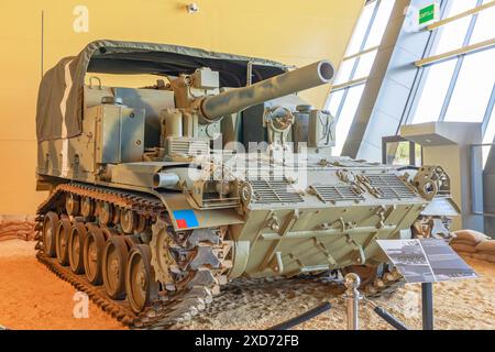 Royal Tank Museum, Amman, Jordanien - 4. Mai 2024: Die amerikanische M44-Haubitze aus den 1950er Jahren wird im Royal Tank Museum in Jordanien ausgestellt Stockfoto