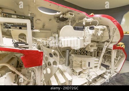 Royal Tank Museum, Amman, Jordanien - 4. Mai 2024: Erkunden Sie das detaillierte Innere eines US Army M48 Patton amerikanischen Panzers aus den 1950er Jahren im Royal Tank Museum in Stockfoto