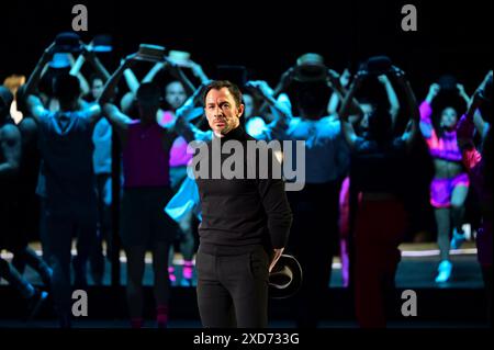 Bad Hersfeld, Deutschland. Juni 2024. Szene aus der Medienprobe für das Musical A Chorus Line in der Stiftsruine mit Arne Stephan (als Zach). Nach Angaben des Festivals Bad Hersfeld ist es das erste Theater im deutschsprachigen Raum, das das Musical in einer eigenständigen Produktion und Choreographie inszeniert. Die Premiere ist am 22.06.2024. Quelle: Uwe Zucchi/dpa/Alamy Live News Stockfoto