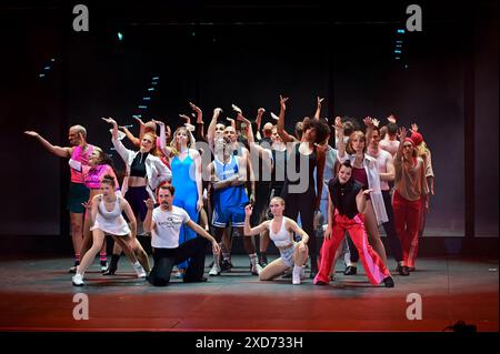 Bad Hersfeld, Deutschland. Juni 2024. Szene aus der Medienprobe für das Musical „A Chorus Line“ in der Stiftsruine. Nach Angaben des Festivals Bad Hersfeld ist es das erste Theater im deutschsprachigen Raum, das das Musical in einer eigenständigen Produktion und Choreographie inszeniert. Die Premiere ist am 22.06.2024. Quelle: Uwe Zucchi/dpa/Alamy Live News Stockfoto