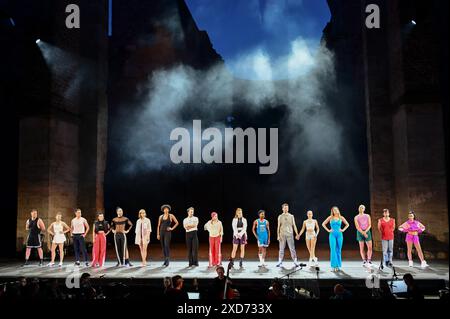 Bad Hersfeld, Deutschland. Juni 2024. Szene aus der Medienprobe für das Musical „A Chorus Line“ in der Stiftsruine. Nach Angaben des Festivals Bad Hersfeld ist es das erste Theater im deutschsprachigen Raum, das das Musical in einer eigenständigen Produktion und Choreographie inszeniert. Die Premiere ist am 22.06.2024. Quelle: Uwe Zucchi/dpa/Alamy Live News Stockfoto