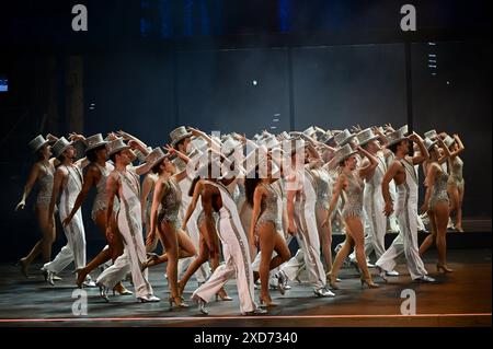 Bad Hersfeld, Deutschland. Juni 2024. Szene aus der Medienprobe für das Musical „A Chorus Line“ in der Stiftsruine. Nach Angaben des Festivals Bad Hersfeld ist es das erste Theater im deutschsprachigen Raum, das das Musical in einer eigenständigen Produktion und Choreographie inszeniert. Die Premiere ist am 22.06.2024. Quelle: Uwe Zucchi/dpa/Alamy Live News Stockfoto