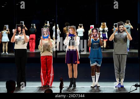 Bad Hersfeld, Deutschland. Juni 2024. Szene aus der Medienprobe für das Musical „A Chorus Line“ in der Stiftsruine. Nach Angaben des Festivals Bad Hersfeld ist es das erste Theater im deutschsprachigen Raum, das das Musical in einer eigenständigen Produktion und Choreographie inszeniert. Die Premiere ist am 22.06.2024. Quelle: Uwe Zucchi/dpa/Alamy Live News Stockfoto