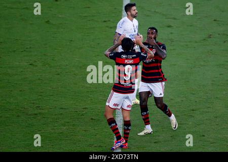 Rio de Janeiro, Brasilien. Juni 2024. Gerson von Flamengo feiert, nachdem er am 20. Juni im Maracana-Stadion in Rio de Janeiro das erste Tor seines Teams mit Pedro im Spiel zwischen Flamengo und Bahia für die brasilianische Serie A 2024 erzielte. Foto: Nadine Freitas/DiaEsportivo/Alamy Live News Credit: DiaEsportivo/Alamy Live News Stockfoto