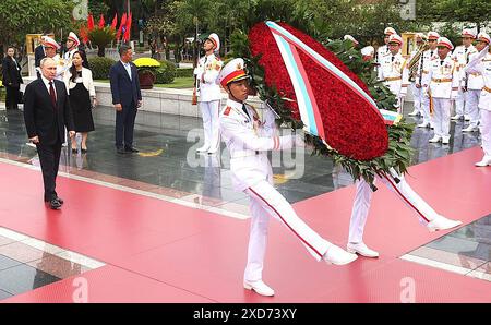 Hanoi, Vietnam. Juni 2024. Russlands Präsident Wladimir Putin legt bei seinem offiziellen Besuch in Hanoi Vietnam am Donnerstag, dem 20. Juni 2024, einen Kranz im Ho-Chi-Minh-Mausoleum. Am 20. Juni 2024 verpflichteten sich Russland und Vietnam, die Beziehungen zu vertiefen, als Präsident Wladimir Putin einen Staatsbesuch abstattete, um seine Bündnisse zu stärken, um der wachsenden Isolation Moskaus über den Krieg in der Ukraine entgegenzuwirken. Foto: Russisches Außenministerium/UPI Credit: UPI/Alamy Live News Stockfoto