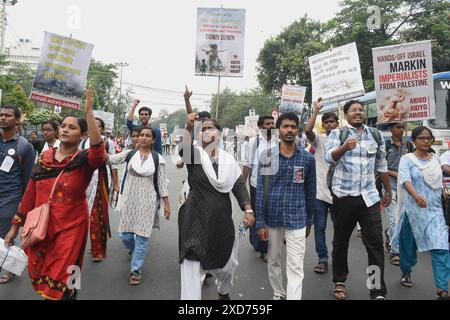 Kalkutta, Westbengalen, Indien. Juni 2024. Alle indischen Demokratischen Studentenorganisationen (AIDSO), alle indischen Demokratischen Jugendorganisationen (AIDYO), alle indischen Mahila Sankritik Sangathan (AIMSS) hielten einen protestmarsch gegen den Krieg ab, in dem sie gegen Israel und Amerikas schrecklichen Angriff auf Palästina waren. Am Ende der Prozession wurden die Bilder des US-Präsidenten Joe Biden und des israelischen Premierministers Benjamin Netanjahu verbrannt. (Kreditbild: © Sayantan Chakraborty/Pacific Press via ZUMA Press Wire) NUR REDAKTIONELLE VERWENDUNG! Nicht für kommerzielle ZWECKE! Stockfoto