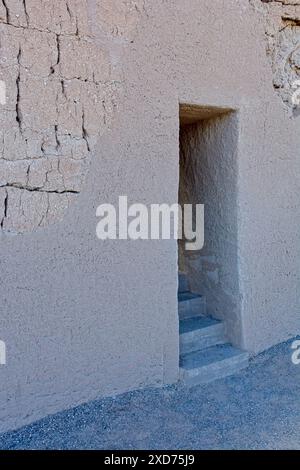 Restaurierter Eintritt durch die Pfütze-lehmwand mit freiliegendem lehmziegel des Casa Grande Ruins National Monument Stockfoto