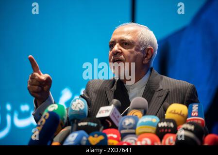 Teheran, Iran. Juni 2024. Mohammad Javad Zarif, ehemaliger Außenminister, spricht während des Wahlkampfes von Masoud Pezeshkian am 19. Juni 2024 in Teheran. (Foto: Sobhan Farajvan/Pacific Press) Credit: Pacific Press Media Production Corp./Alamy Live News Stockfoto