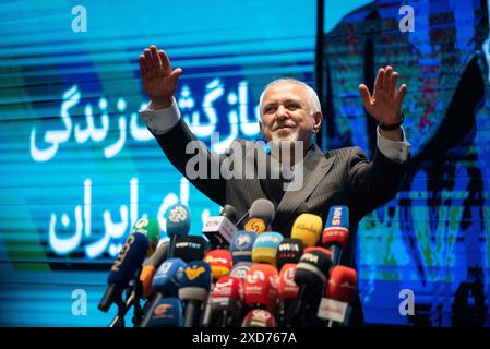 Teheran, Iran. Juni 2024. Mohammad Javad Zarif, ehemaliger Außenminister, spricht während des Wahlkampfes von Masoud Pezeshkian am 19. Juni 2024 in Teheran. (Foto: Sobhan Farajvan/Pacific Press) Credit: Pacific Press Media Production Corp./Alamy Live News Stockfoto