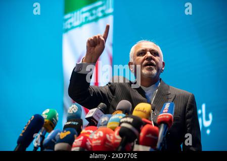 Teheran, Teheran, Iran. Juni 2024. Mohammad Javad Zarif, ehemaliger Außenminister, spricht während des Wahlkampfes von Masoud Pezeshkian am 19. Juni 2024 in Teheran. (Kreditbild: © Sobhan Farajvan/Pacific Press via ZUMA Press Wire) NUR REDAKTIONELLE VERWENDUNG! Nicht für kommerzielle ZWECKE! Stockfoto