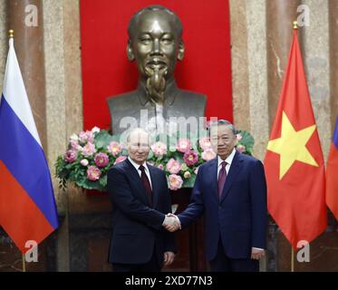 Hanoi, Vietnam. Juni 2024. Der vietnamesische Präsident To Lam schüttelt dem russischen Präsidenten Wladimir Putin am 20. Juni 2024 in Hanoi (Vietnam) die Hand. Vietnam und Russland haben am Donnerstag eine gemeinsame Erklärung zur Stärkung der umfassenden strategischen Partnerschaft veröffentlicht, berichtete die Vietnam News Agency (VNA). Credit: Handout von VNA/Xinhua/Alamy Live News Stockfoto