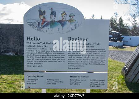 Willkommen im Schild mit der National Historic Site York Redoubt in Fergusons Cove, Nova Scotia, Kanada Stockfoto