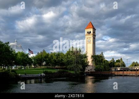 WA24928-00....WASHINGTON - Great Northern Clock Tower und der Expo Pavilion in Spokane's River Front Park. Stockfoto