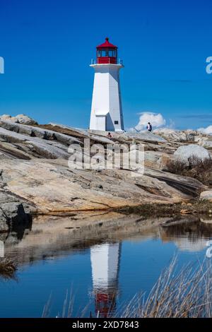 Peggy's Point Lighthouse und seine Reflexion in Peggy's Cove, Nova Scotia, Kanada Stockfoto