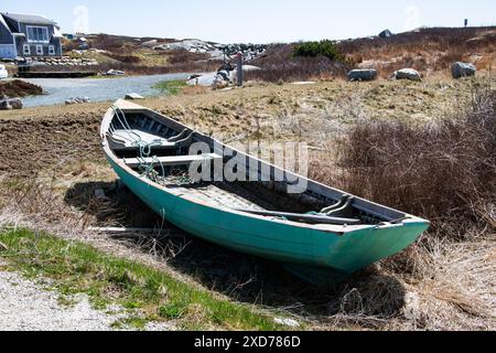 Grünes Holzfischboot an der Küste in Peggy's Cove, Nova Scotia, Kanada Stockfoto