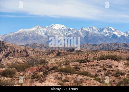 Die Andenlandschaft, die imposanten Berge der Bergkette mit ihren schneebedeckten Gipfeln ragen über den Horizont in Mendoza, Argentinien Stockfoto