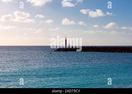 Leuchtturm auf dem Meer auf Teneriffa, Kanarischen Inseln, Spanien. Malerischer Blick auf einen Leuchtturm am Meer unter blauem Himmel Stockfoto